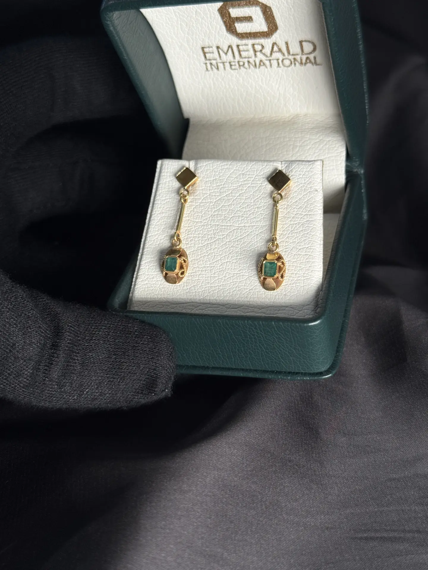 Aretes en oro amarillo 18K filigrana con esmeralda talla cuadrada